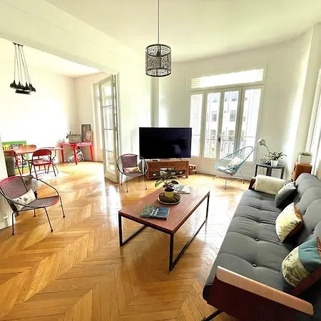 Apartment Familial Typiquement Parisien